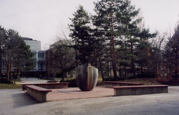 Some sort of weird structure in the fountain near the Math & Computer building.